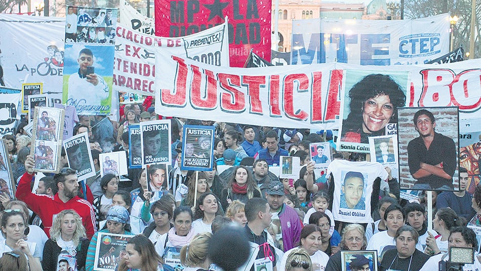 Numerosa la columna de familiares de víctimas de gatillo fácil.