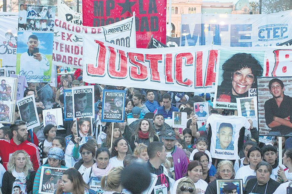 Numerosa la columna de familiares de víctimas de gatillo fácil.