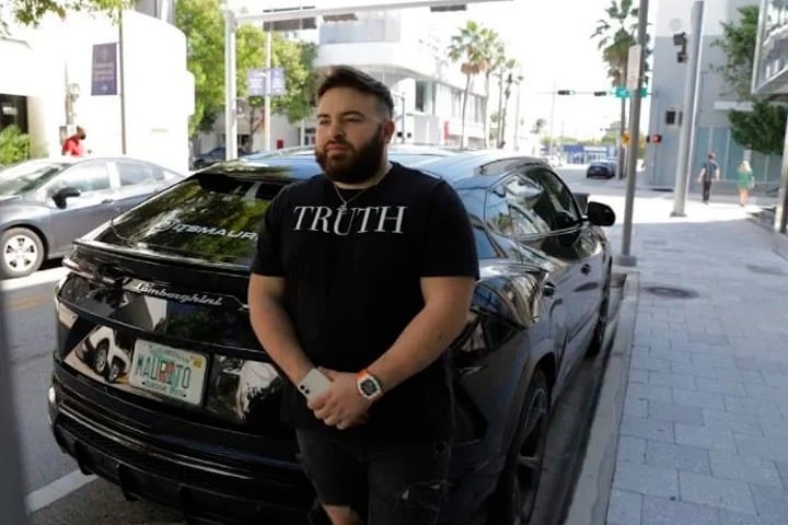 "Truth", dice la estampa de la camiseta de Stendel. "Ya nadie va a escuchar tu remera", fue una canción emblema de Patricio Rey y sus Redonditos de Ricota