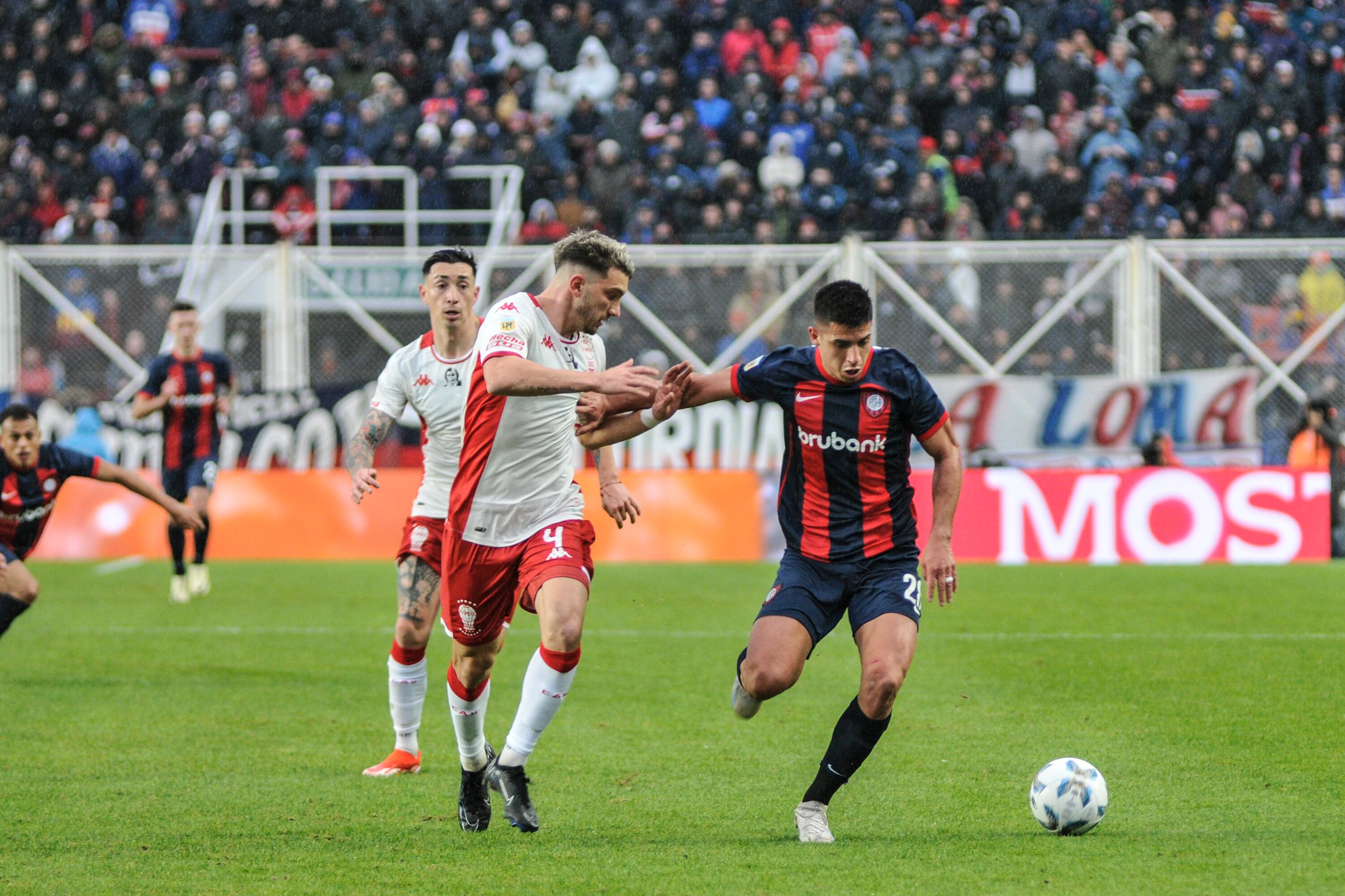 Alexis Cuello cuida la pelota de las intenciones de Lucas Souto. El de San Lorenzo se perdió un gol importante en el segundo tiempo.