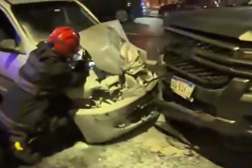 Personal de Bomberos trabajó en el lugar del choque en Chacarita.