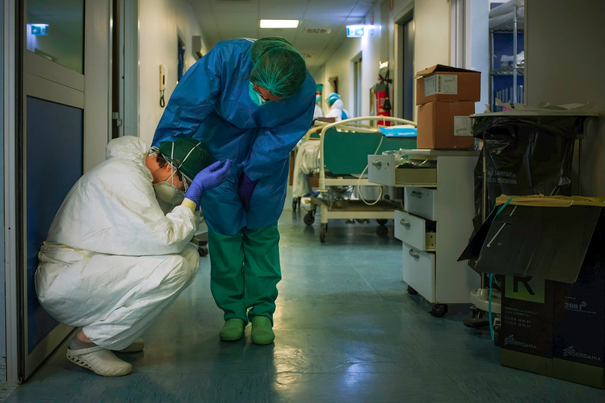 Trabajadores de salud en un hospital de Cremona, una de las zonas mas castigadas de Italia.