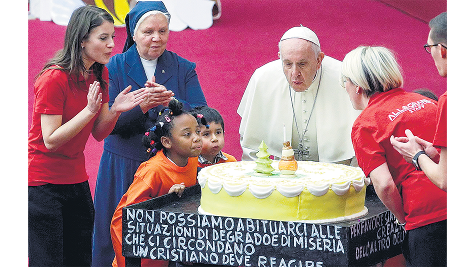 El papa Francisco cumplió el domingo 82 años y sopló las velitas junto a niños del dispensario Santa Marta.