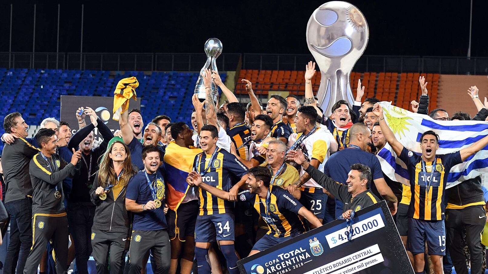 El festejo de Central, que consiguió el título en la cuarta final que disputaba.