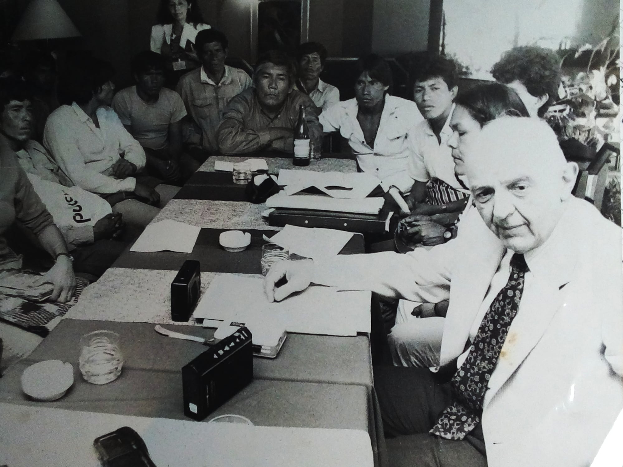Szmukler (derecha) en su visita a Salta en 1992. Detrás, Zamora. Al fondo, referentes wichís que participaron de la protesta en Salta capital.