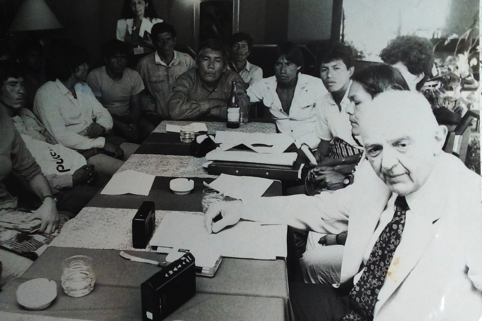 Szmukler (derecha) en su visita a Salta en 1992. Detrás, Zamora. Al fondo, referentes wichís que participaron de la protesta en Salta capital.