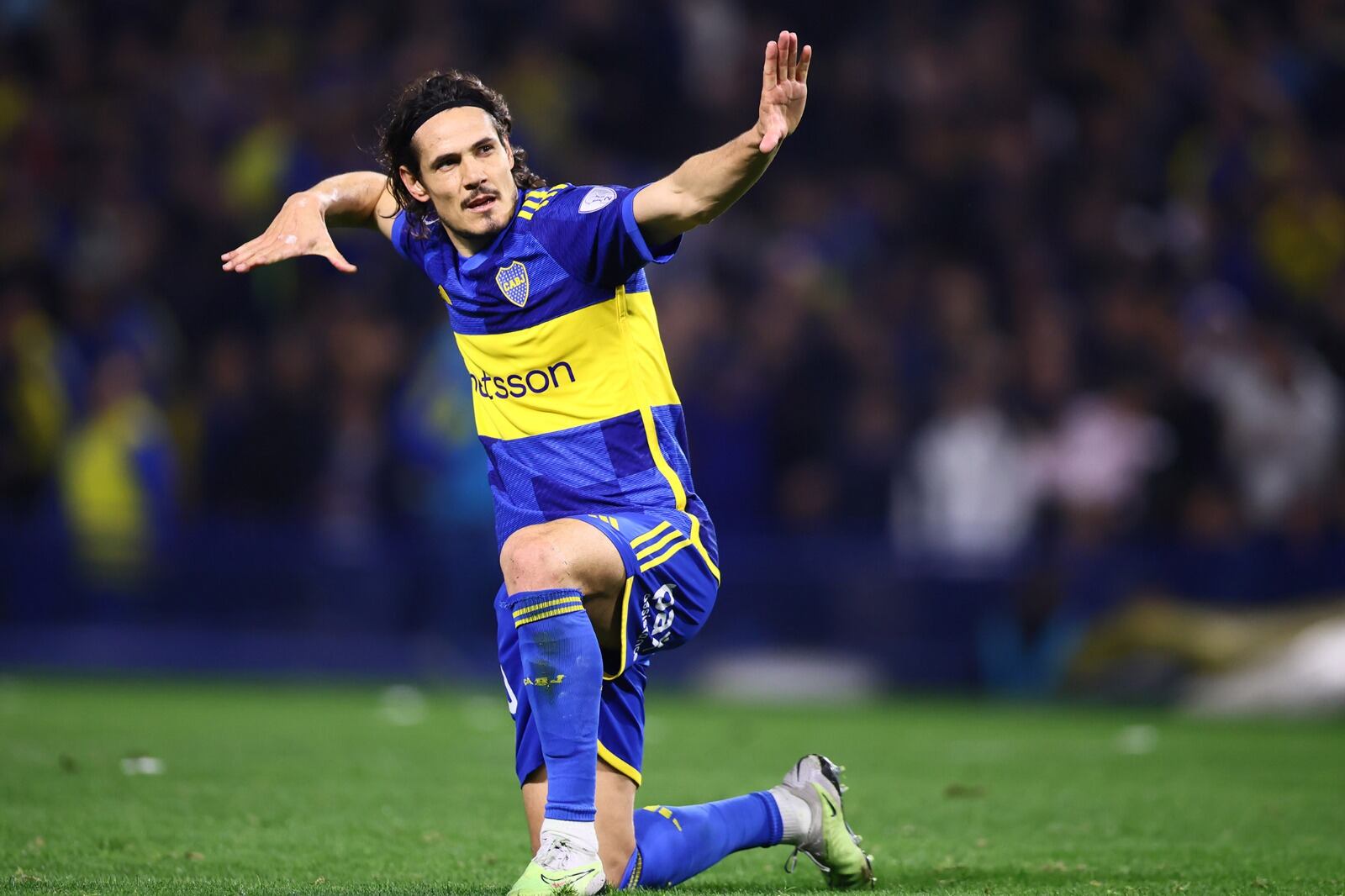 El uruguayo Cavani volvió y metió el gol del triunfo.