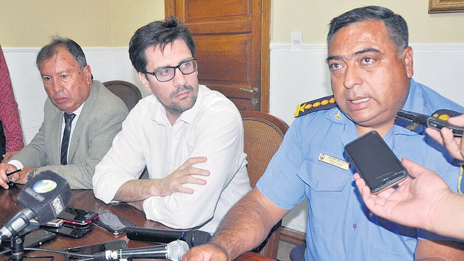 El ministro de Gobierno dijo en conferencia de prensa que “la escuela va a cambiar”.