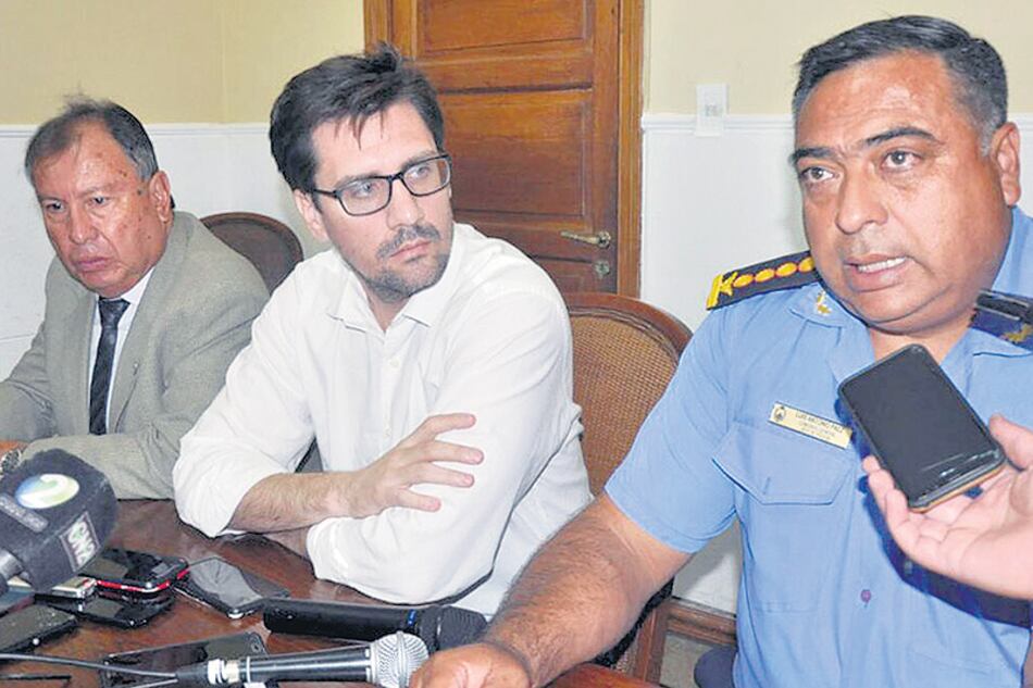 El ministro de Gobierno dijo en conferencia de prensa que “la escuela va a cambiar”.