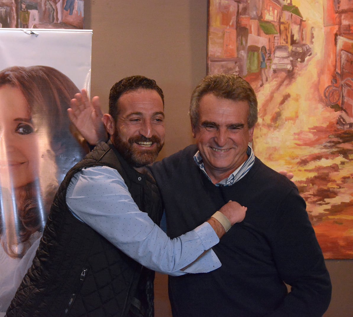 Sukerman celebra junto a Agustín Rossi.