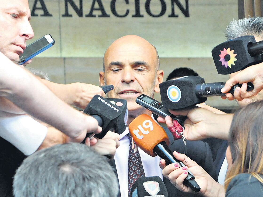 El titular de la AFI, Gustavo Arribas, dijo y se desdijo sobre sus depósitos en Brasil.