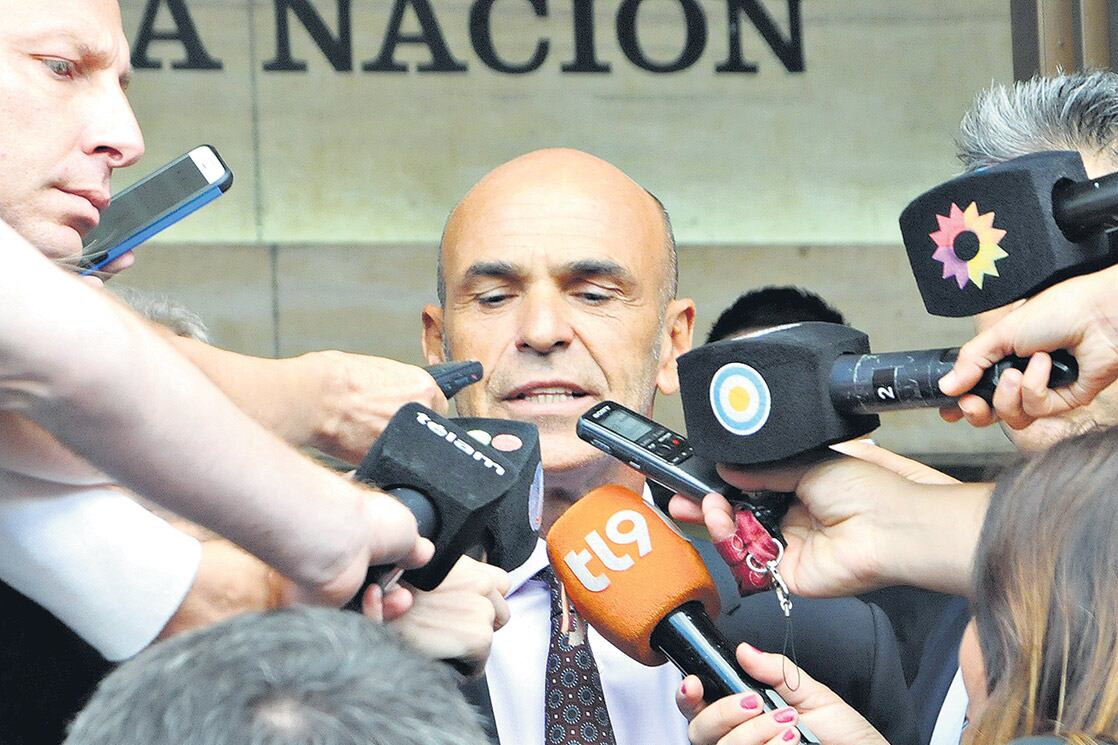 El titular de la AFI, Gustavo Arribas, dijo y se desdijo sobre sus depósitos en Brasil.