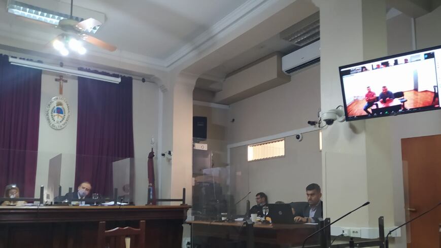 Delfín Castedo (derecha en la tv) declaró desde Ezeiza.