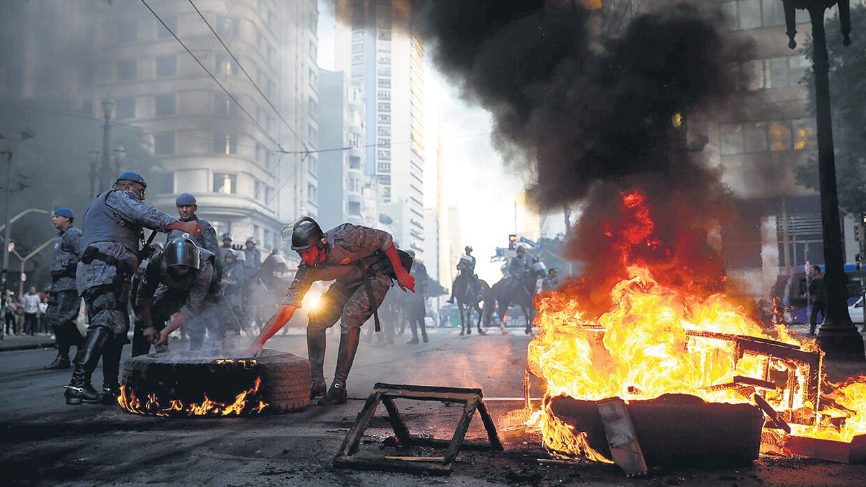 Manifestantes cortan las principales avenidas de San Pablo durante el segundo paro general contra el gobierno de Temer.