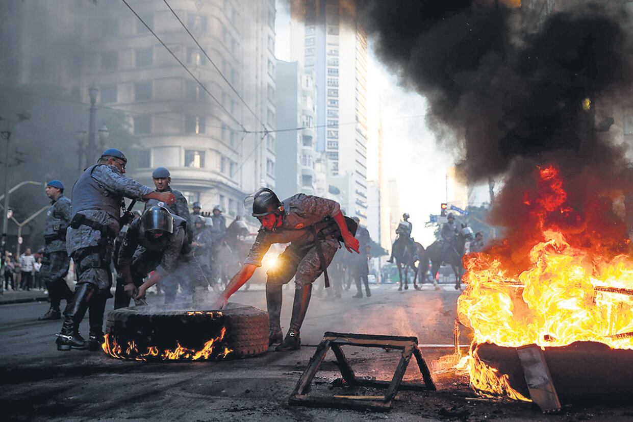 Manifestantes cortan las principales avenidas de San Pablo durante el segundo paro general contra el gobierno de Temer.