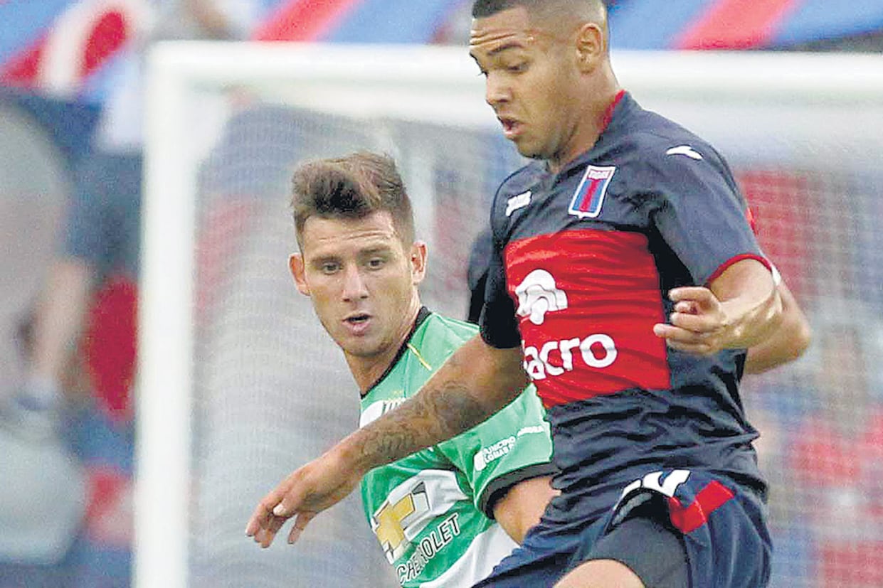 Bolaño domina la pelota.