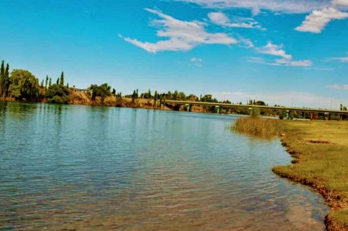 Río Negro: buscan a una nena de 10 años que fue arrastrada por el río Limay