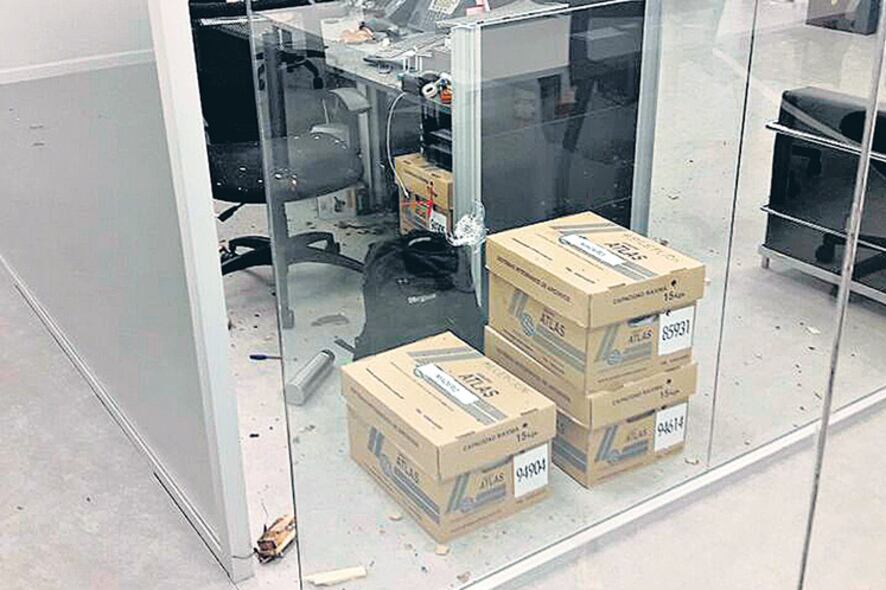 La bomba casera explotó en la sede de Indra ubicada en Puerto Madero. Se desconoce el responsable.