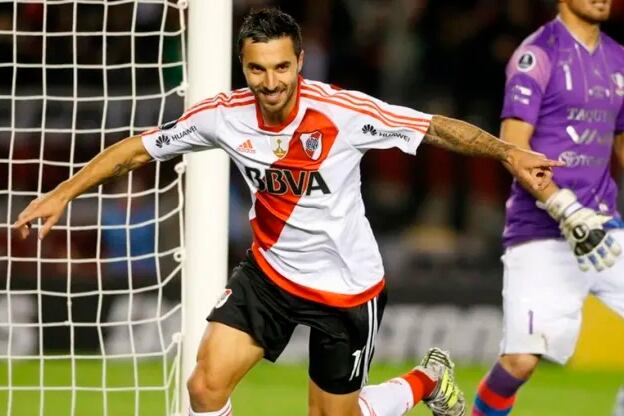 Nacho Scocco brilló con cinco goles para remontar ante Wilstermann