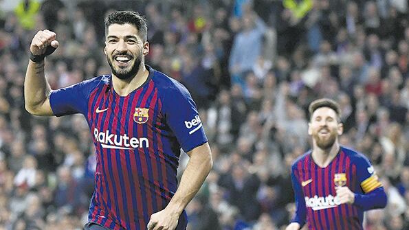 Lionel Messi corre a festejar con Luis Suárez, goleador del partido.