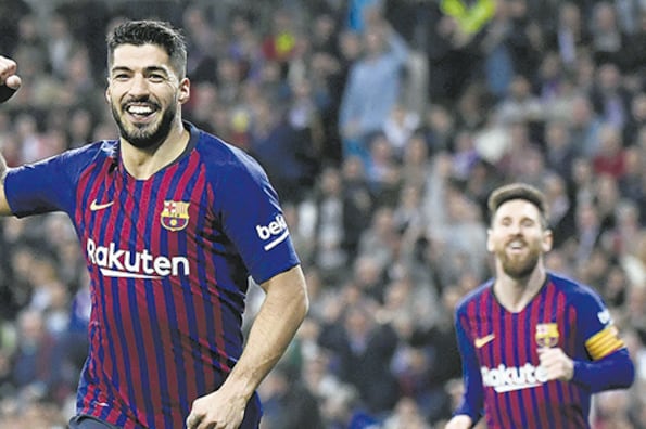 Lionel Messi corre a festejar con Luis Suárez, goleador del partido.