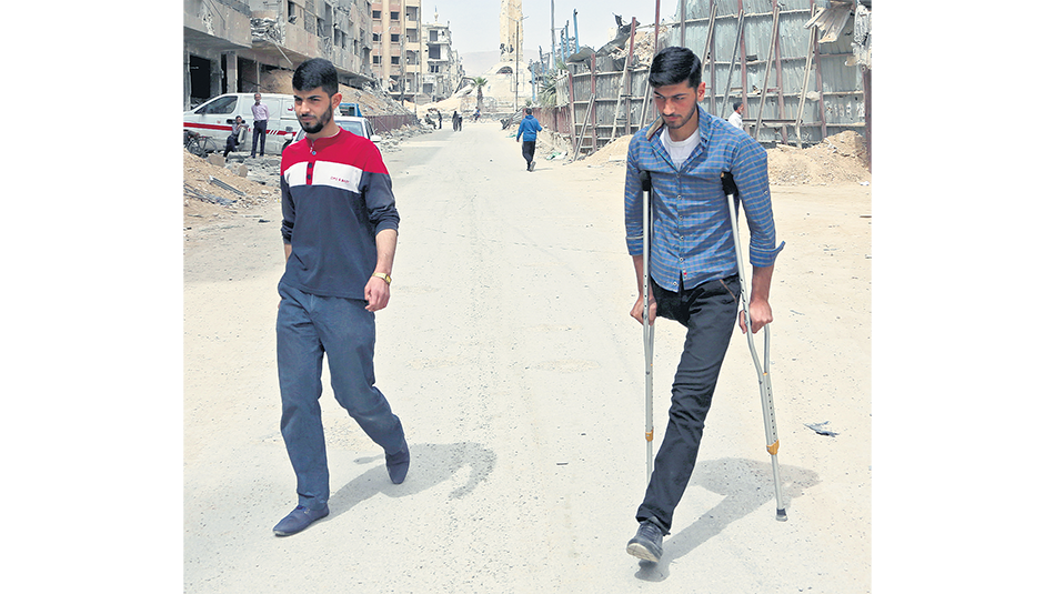 Los sirios intentan retomar sus vidas cotidianas en Duma.