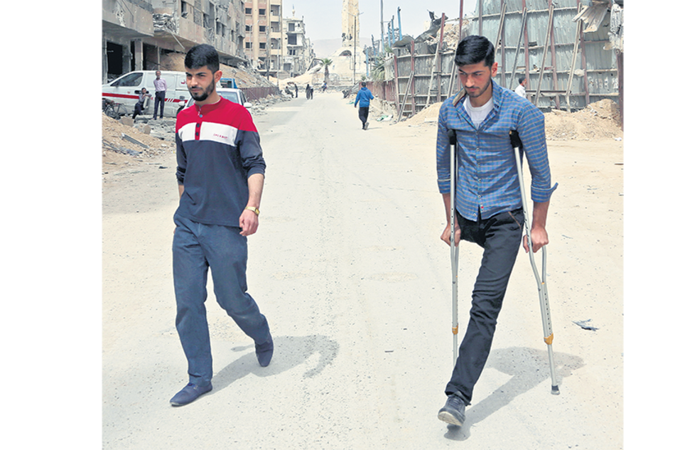 Los sirios intentan retomar sus vidas cotidianas en Duma.