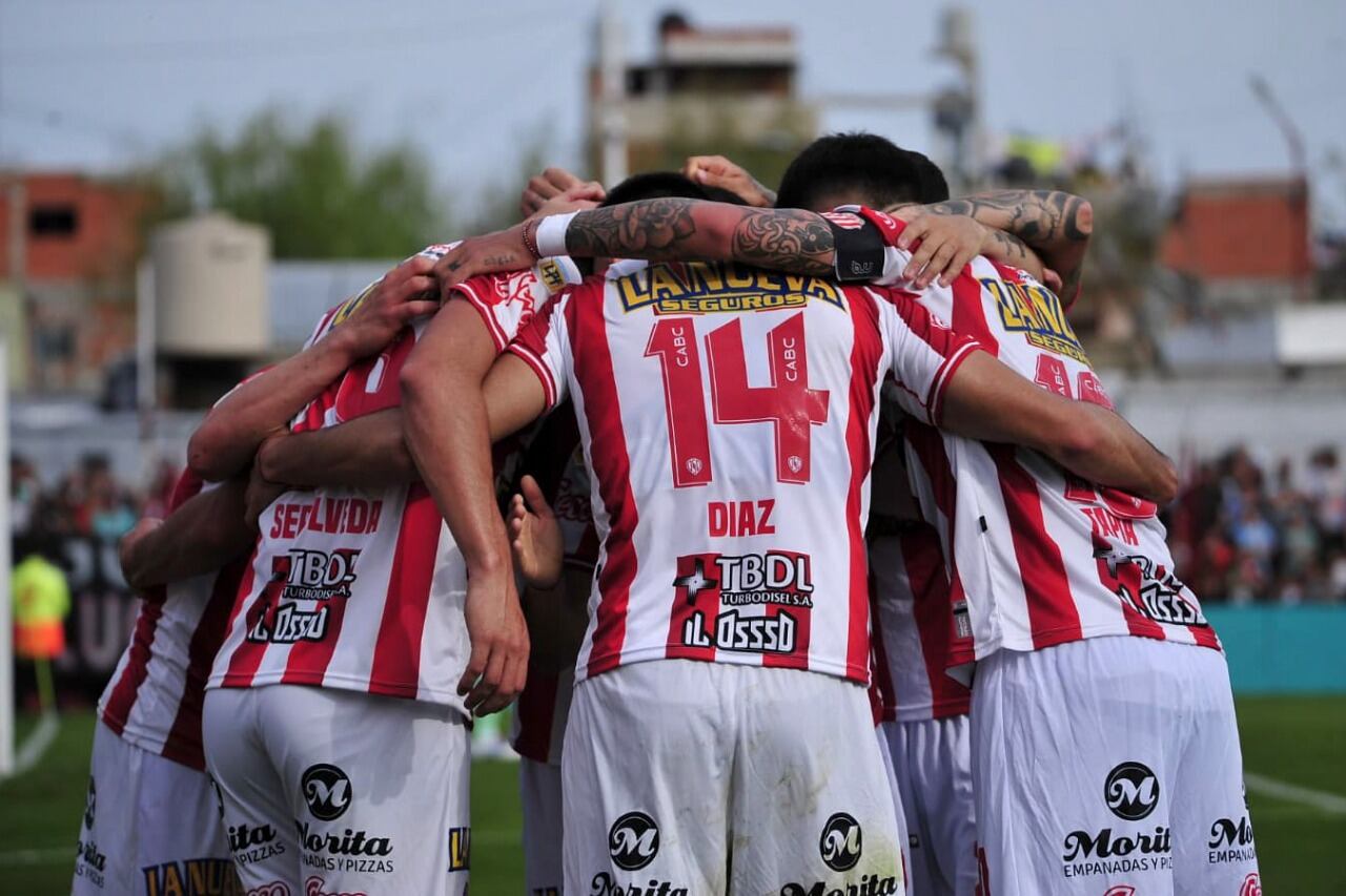 El festejo de Barracas, que ganó los cuatro partidos que jugó en su cancha de Olavarría y Luna