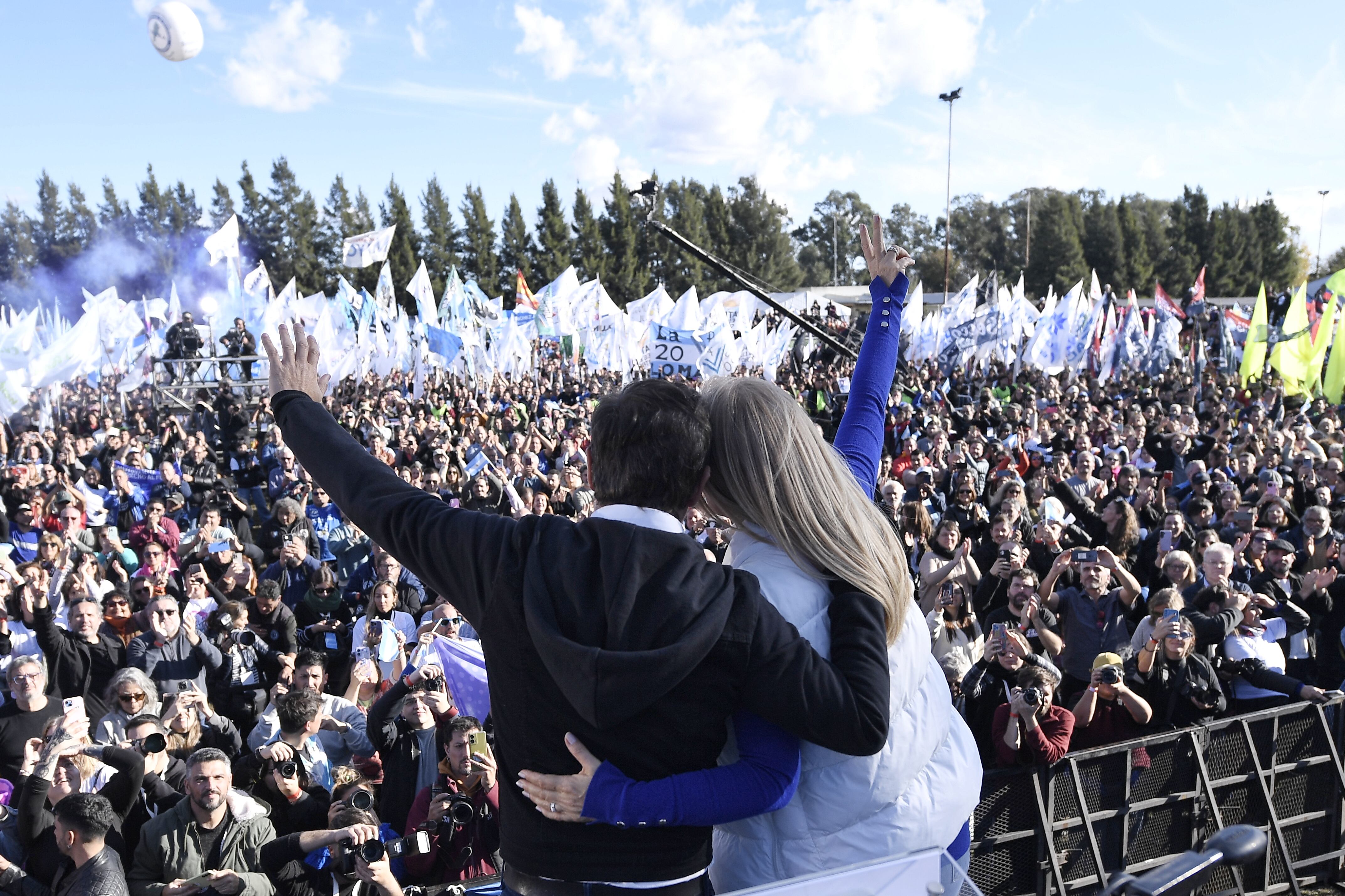 Axel Kicillof y Verónica Magario, ayer, ante la multitud que participó del lanzamiento del MDF. 