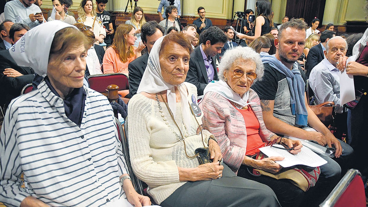 Laura Conte, Taty Almeida, Lita Boitano y Carlos Pisoni ayer, en la audiencia del Senado.