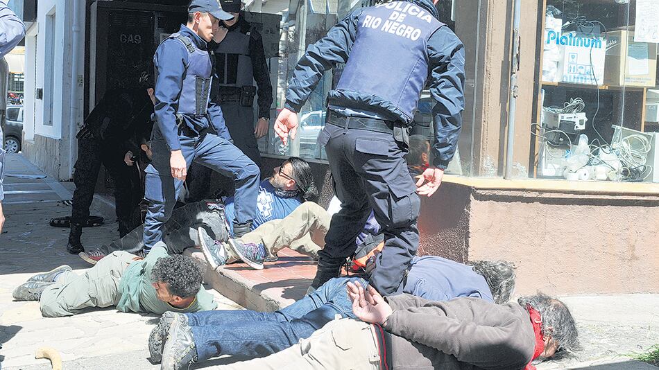 La policía reprimió en los alrededores del tribunal y detuvo a unas 19 personas.