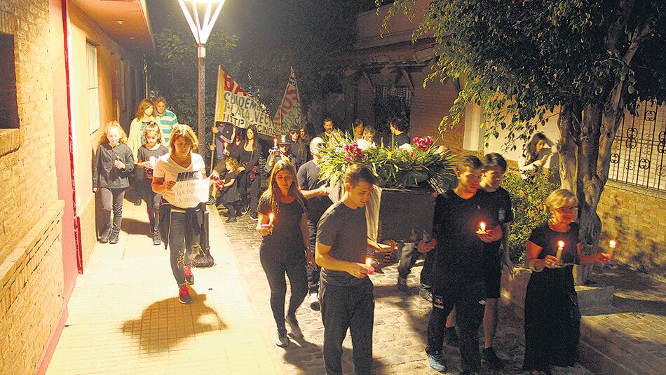 Los vecinos teatralizaron el reclamo contra la construcción de edificios en el pasaje.
