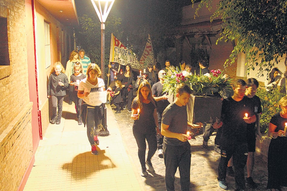 Los vecinos teatralizaron el reclamo contra la construcción de edificios en el pasaje.