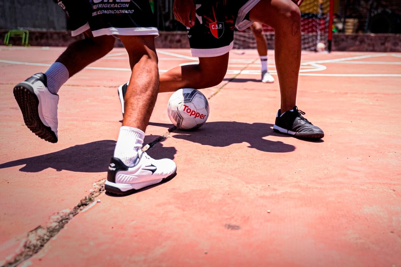 Los chicos juegan en un club barrial