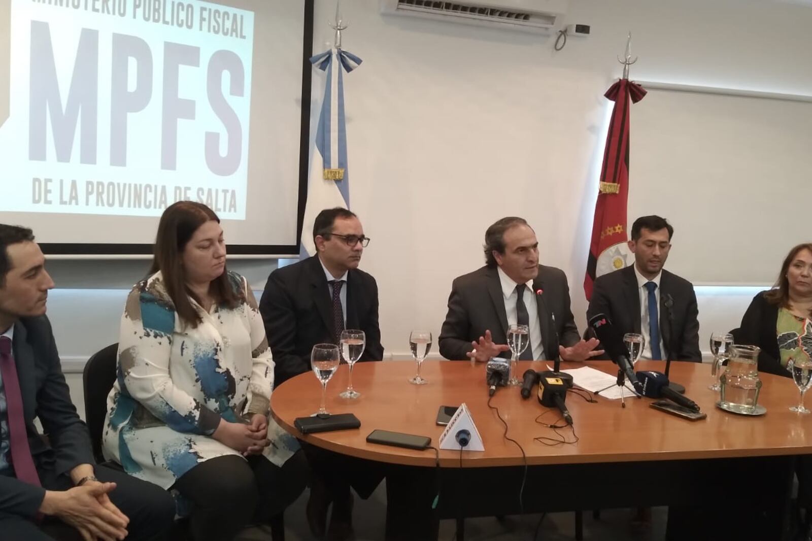 El procurador y parte del equipo de investigación.