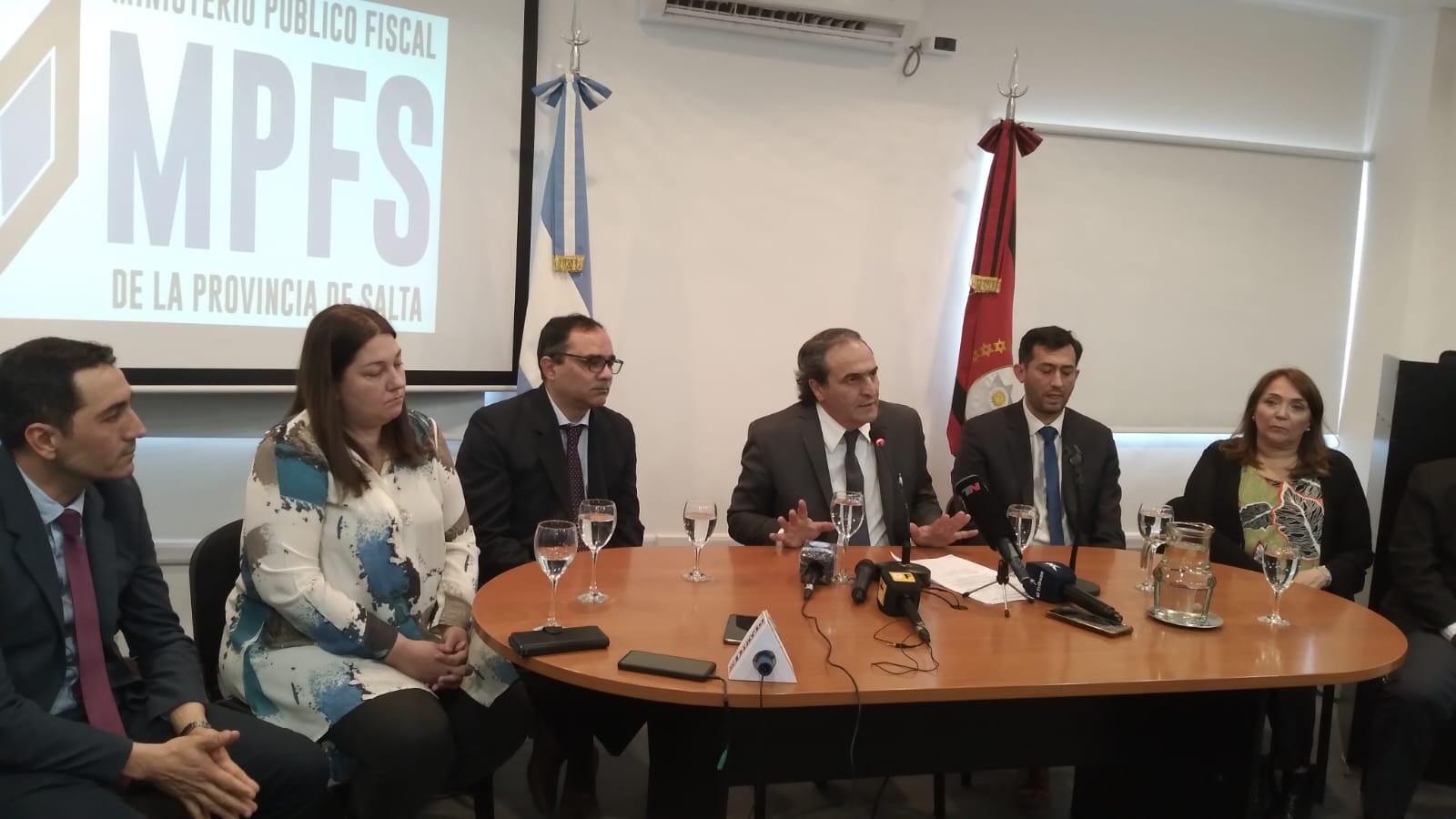 El procurador y parte del equipo de investigación.