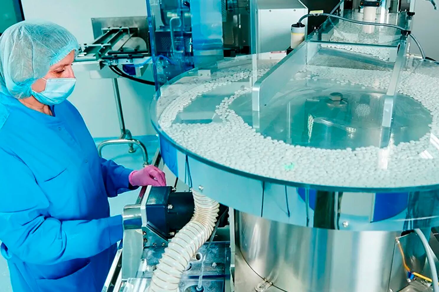 Con la covid-19 el Estado se ha ubicado en un rol de productor y regulador del mercado de medicamentos, que contribuye a consolidar políticas inclusivas y el derecho a la salud.