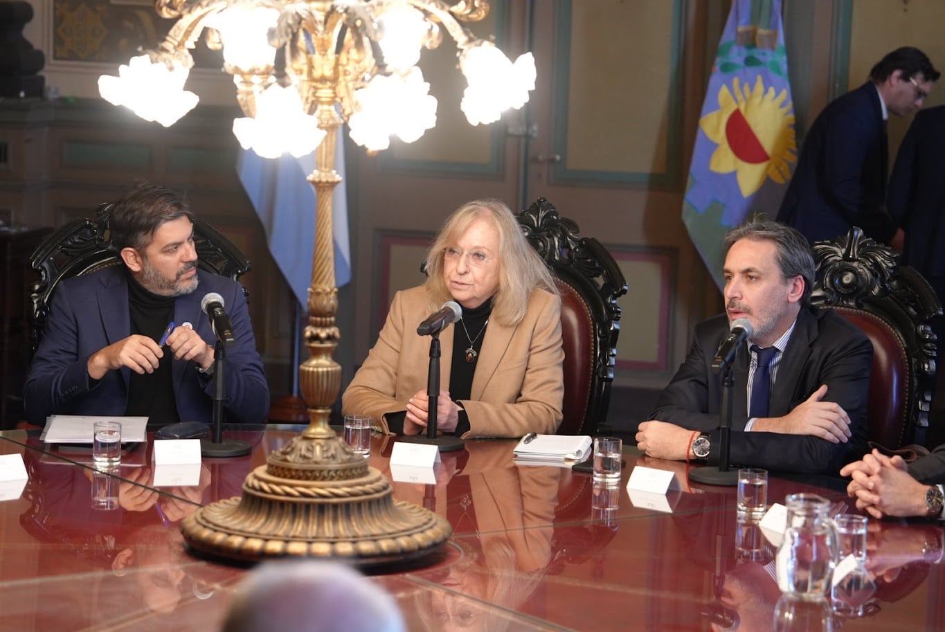 Hilda Kogan, titular de la Suprema Corte, entre Carlos Bianco y Alejo Ramos Padilla. 