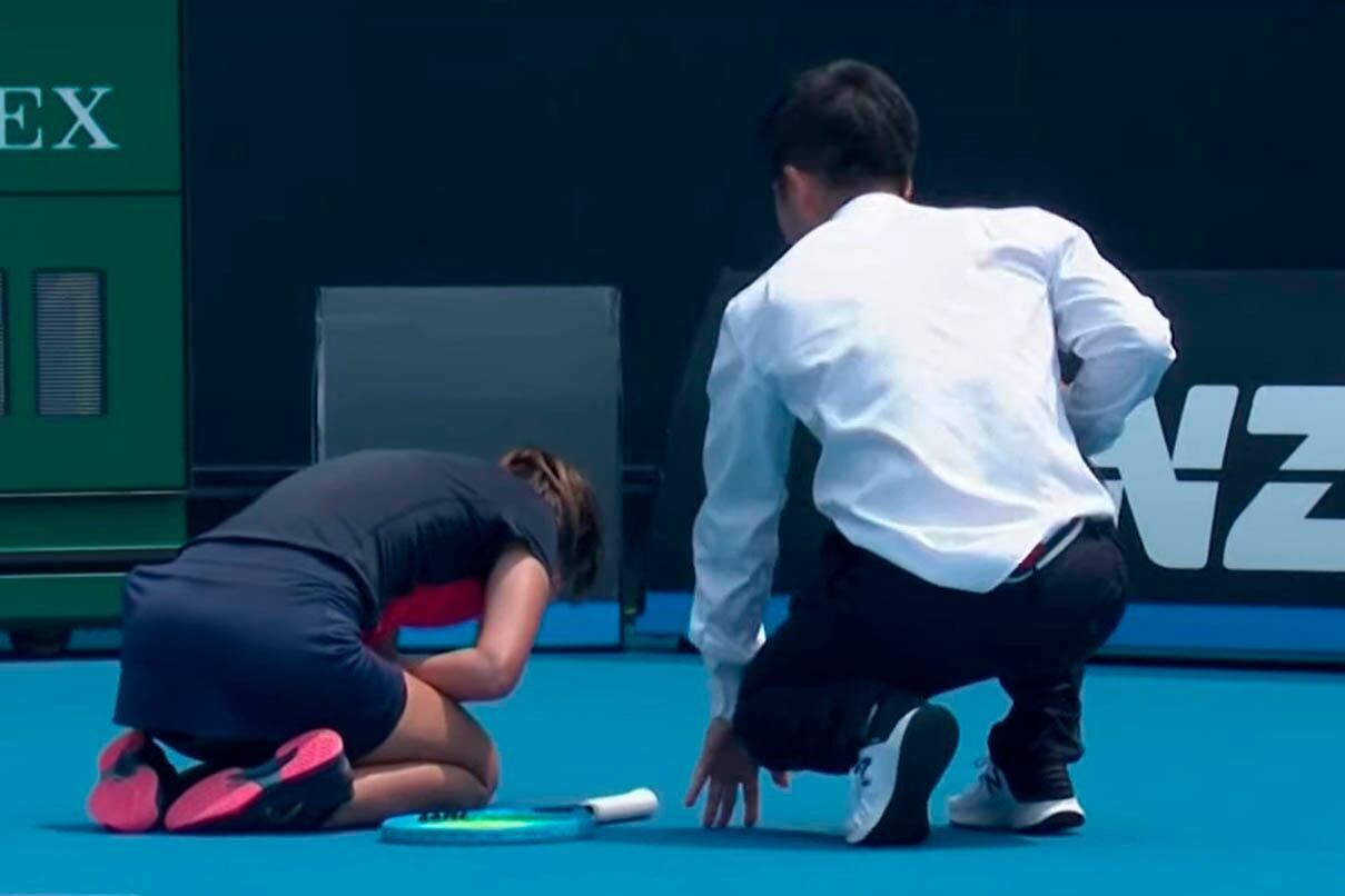 Jakupovic recibe asistencia antes de abandonar.