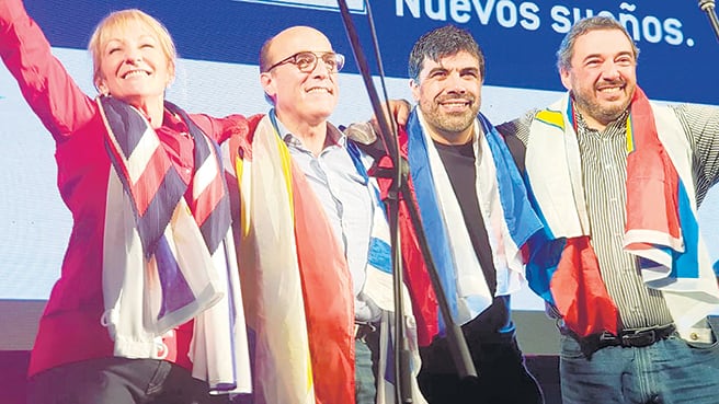 El cierre de campaña mostró a los cuatro precandidatos del oficialismo unidos.
