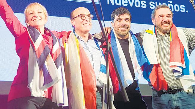 El cierre de campaña mostró a los cuatro precandidatos del oficialismo unidos.
