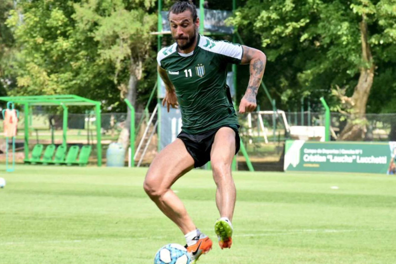 Osvaldo en acción, en el predio que Banfield tiene en Luis Guillón.