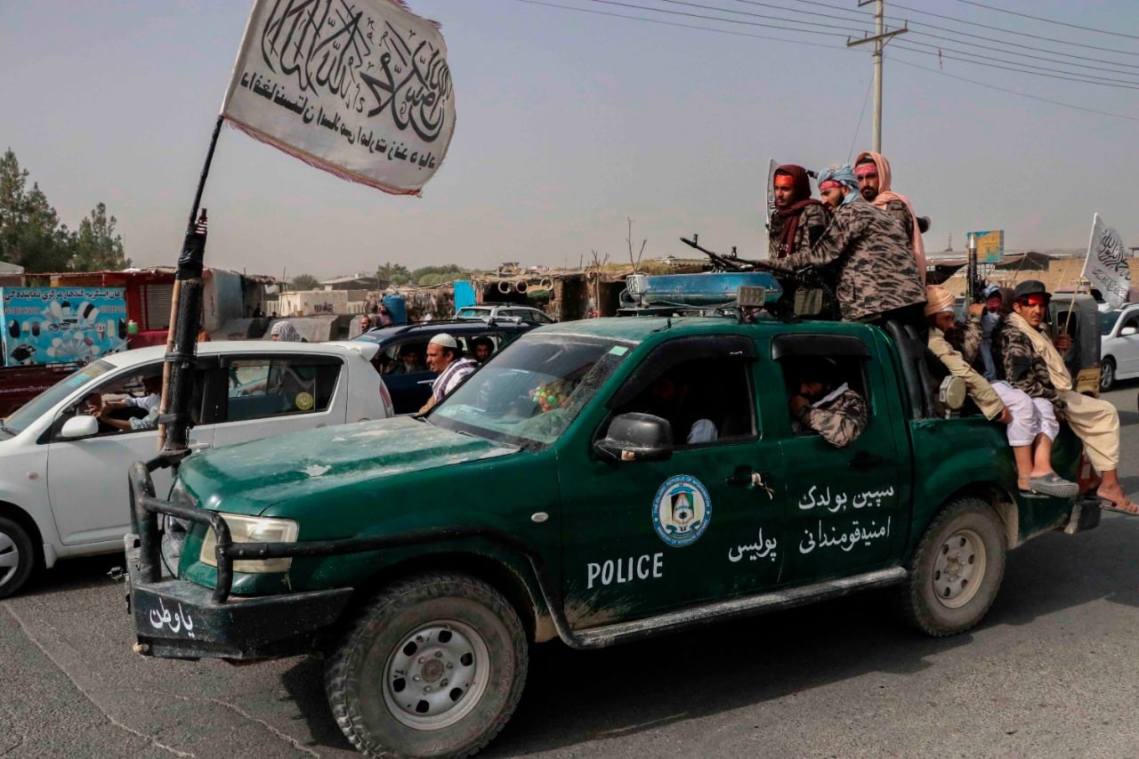 Milicianos talibanes patrullanlas calles de Kandahar después de la retirada estadounidense.