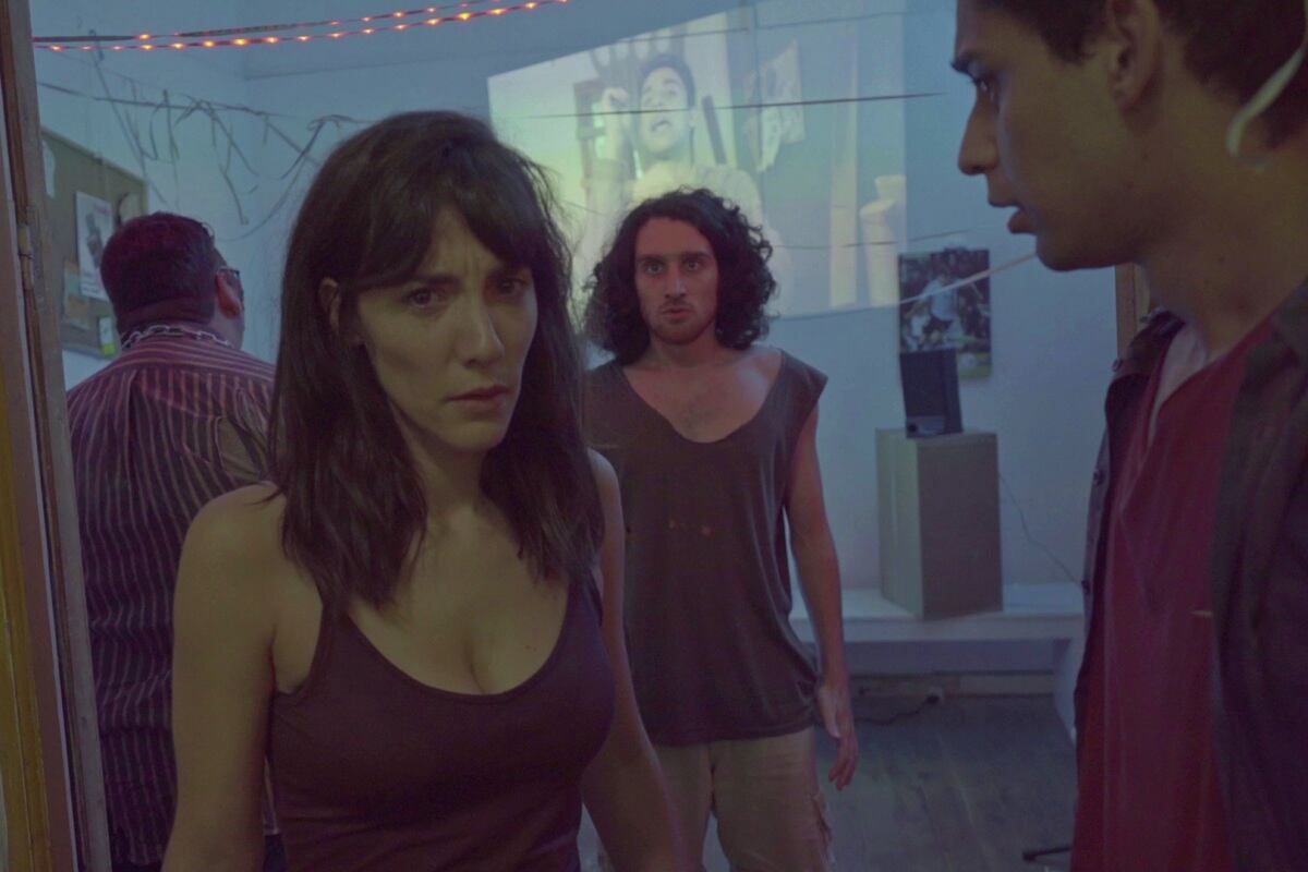 Con el apocalipsis zombie como contexto, el director Martín de Benedetti construye una comedia sobre millennials en redes.