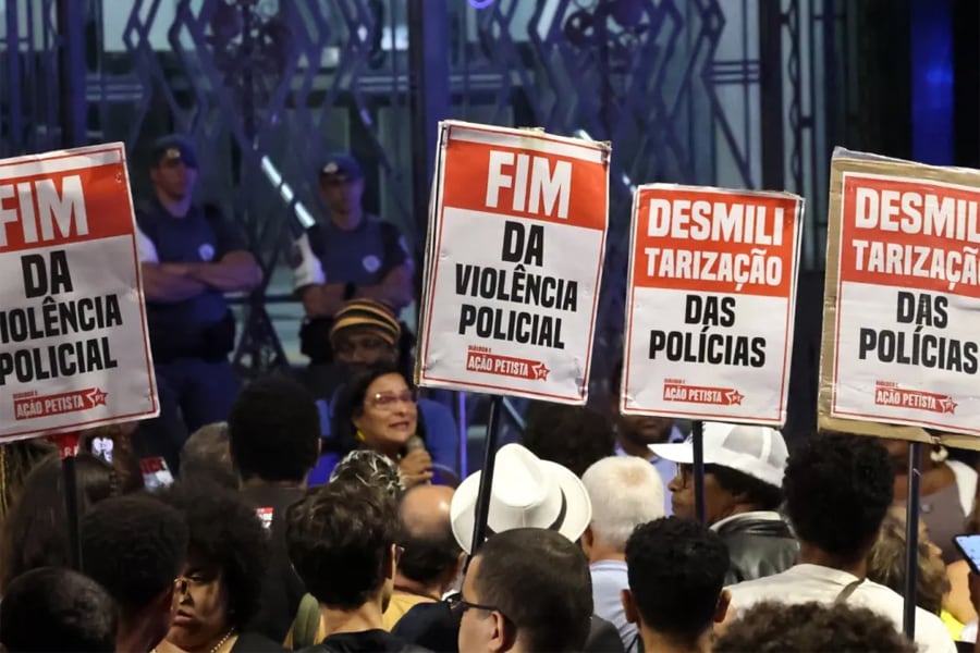 Manifestación pública en el Largo São Francisco, frente a la Facultad de Derecho de la USP, contra la violencia policial. Imagen: Paulo Pinto/Agencia Brasil.