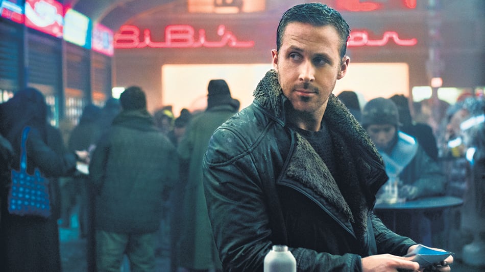 Ryan Gosling es el agente K, un replicante dócil que debe eliminar a sus pares en rebeldía.
