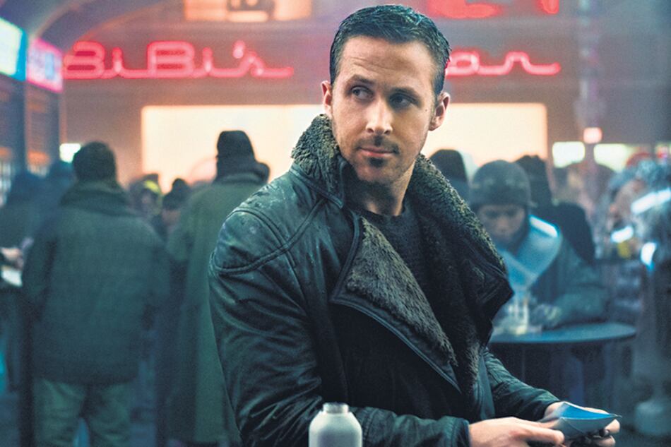 Ryan Gosling es el agente K, un replicante dócil que debe eliminar a sus pares en rebeldía.