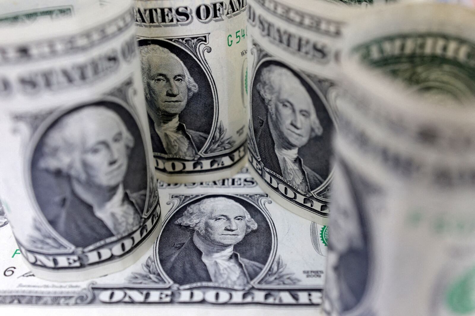 El FMI informó que las reservas mundiales en divisas con dólares retrocedieron del 72 por ciento de 1999 al 59 por ciento en el último trimestre del año pasado.