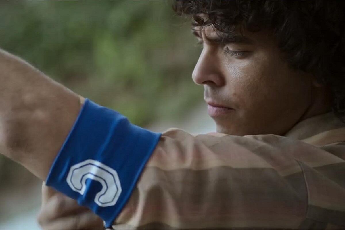 Genialidad futbolística, bardo de estrellas y picaresca maradoneana se combinan en la serie de Prime Video sobre la vida de Diego