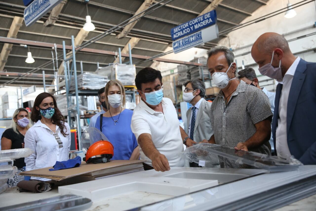 Fernando Espinoza, Guillermo Merediz y Débora Giorgi visitaron la empresa Signo Plast.